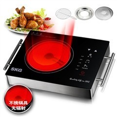 SKG SD-1815遠紅外電陶爐 無輻射不挑鍋，附贈烤盤三件套+圍裙三件套的性價比解析